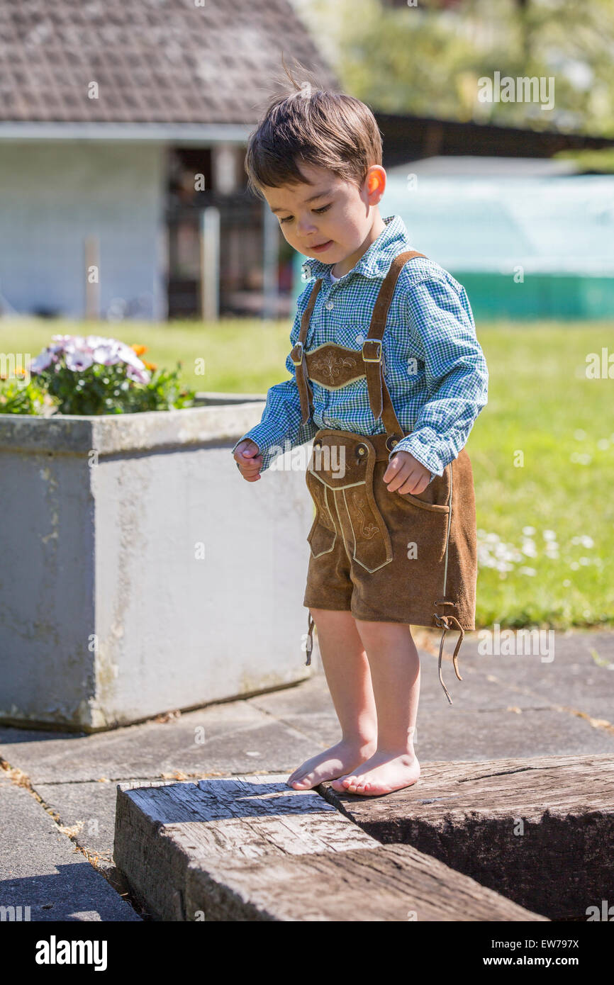 Kleiner Junge mit Lederhose Stockfoto