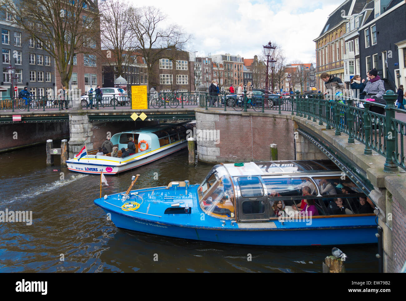 zwei Boote unter einer Brücke in die Amsterdamer Grachten Stockfoto