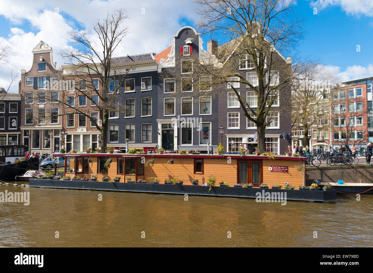 großes Hausboot in den Grachten von Amsterdam. Stockfoto