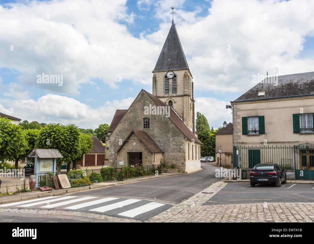 Eglise Saint-Crepin, Saint-Crepinien, Chaussy, einer traditionellen Kirche in einem kleinen französischen Dorf in Ile-de-France, Nord-Frankreich Stockfoto