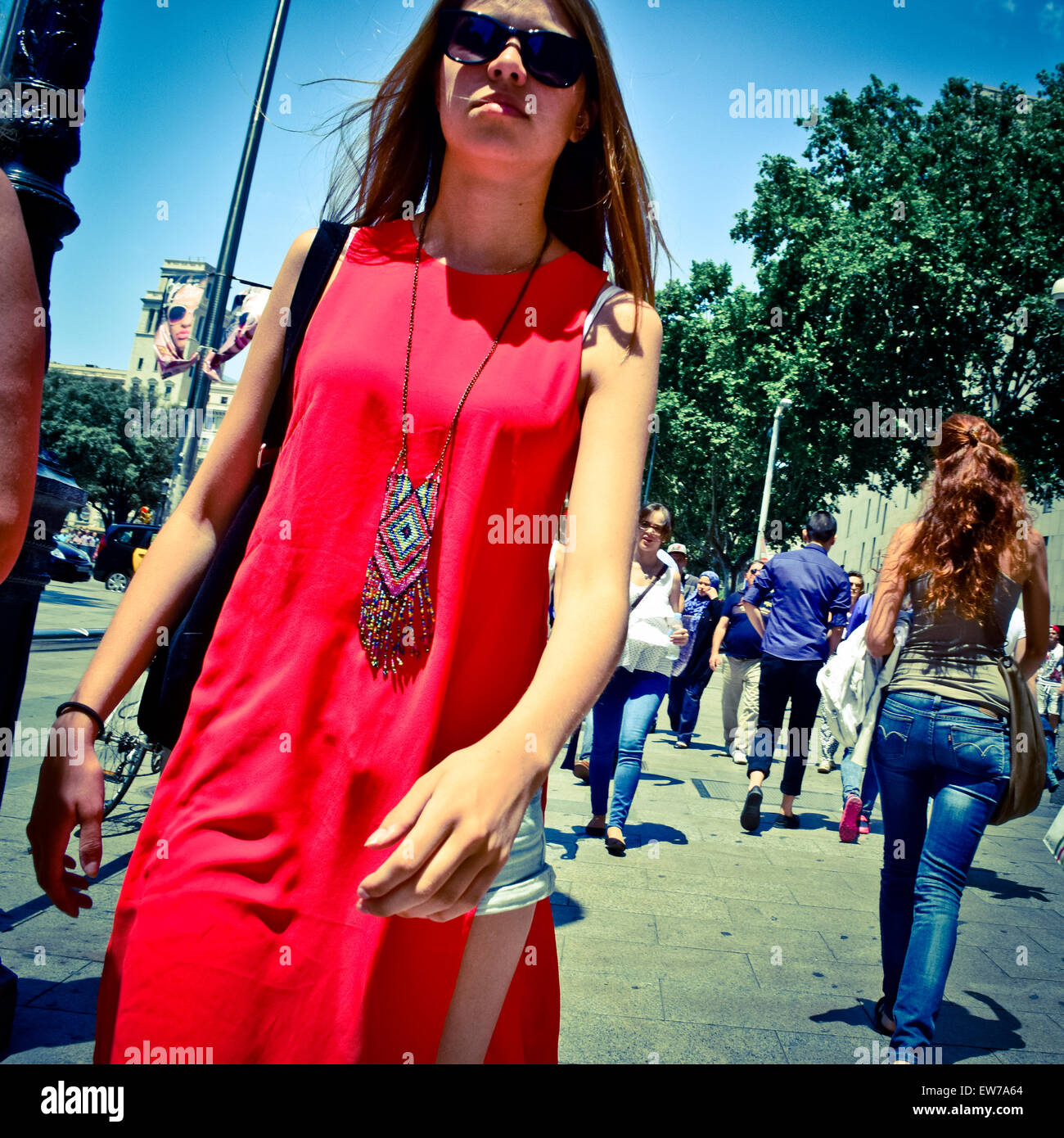 Frau in rot zu Fuß. Barcelona, Katalonien, Spanien. Stockfoto