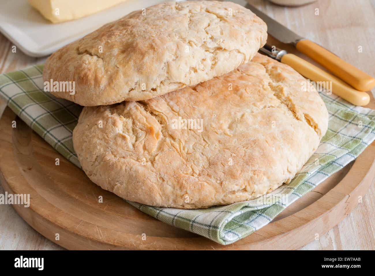 Dämpfer oder ein traditionelles Fadge bezeichnet keine Hefe schnelles Brot oft Notfall Brot Mehl Milch und Schmalz Stockfoto
