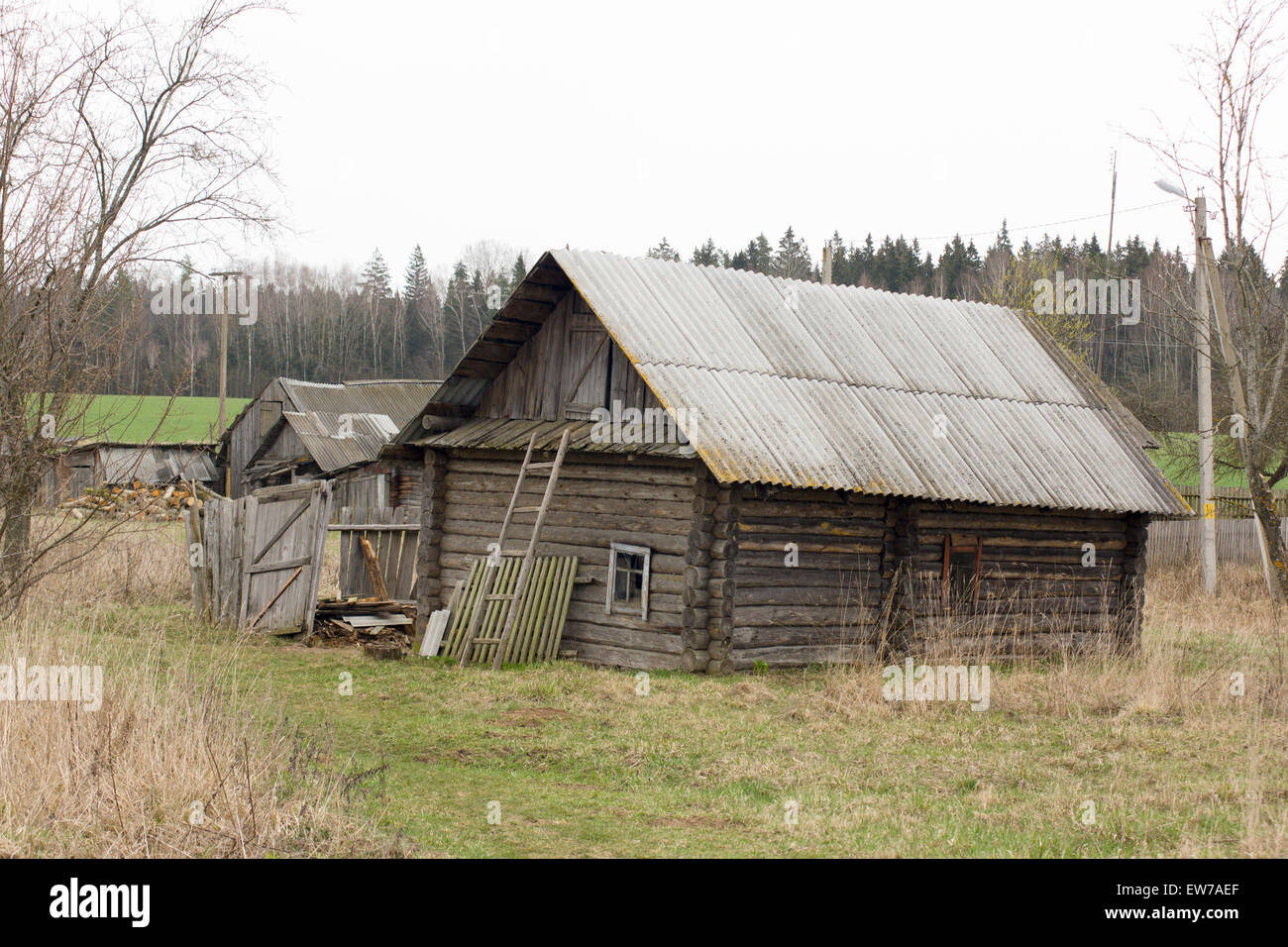 das alte geworfen Blockhaus, in dem niemand lebt Stockfoto