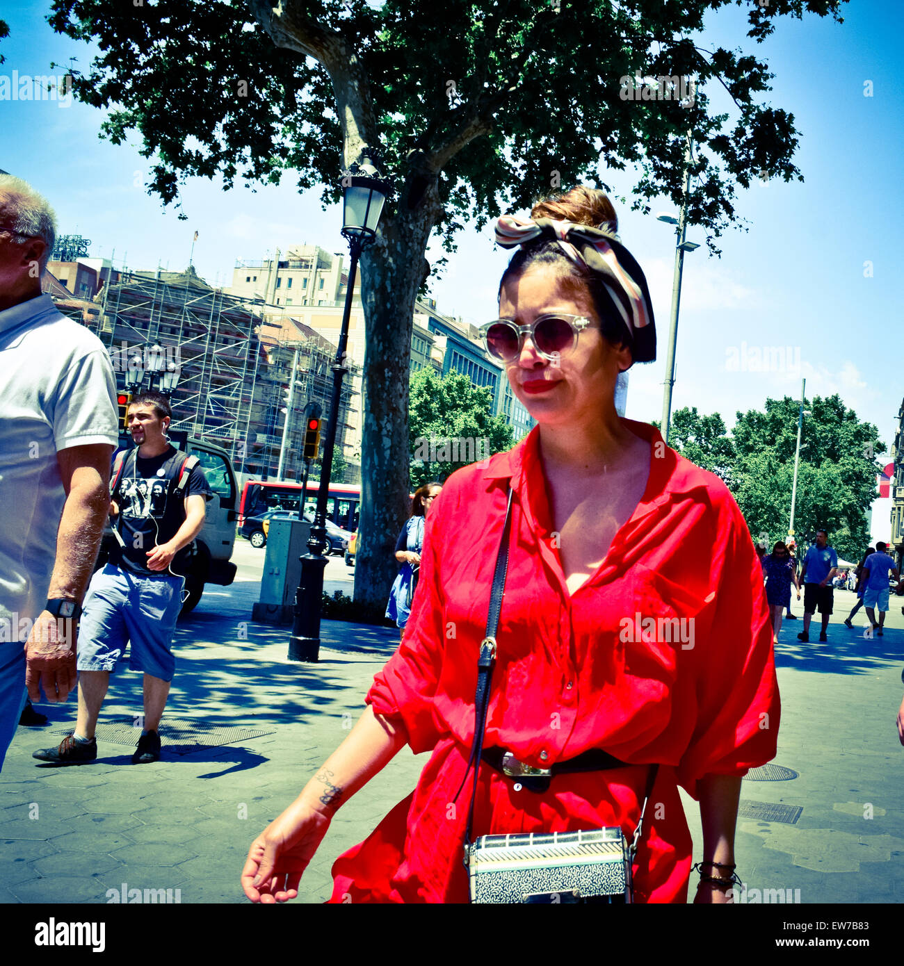 Frau in rot hinunter Passeig de Gracia. Barcelona, Katalonien, Spanien. Stockfoto