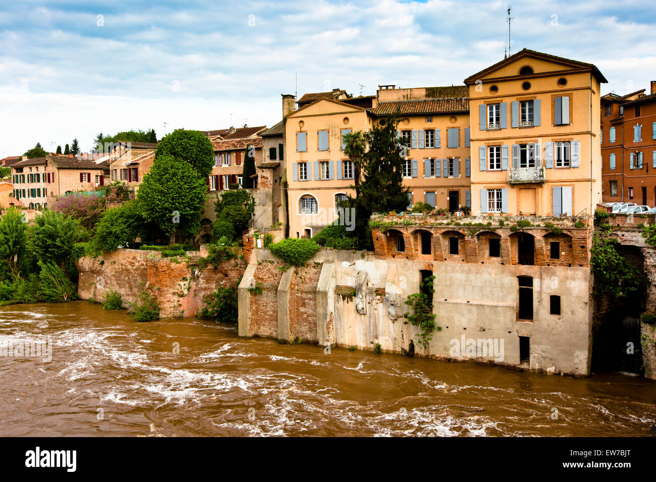 Blick über den Fluss Tarn an Häusern thront auf der Bank in Albi Stockfoto