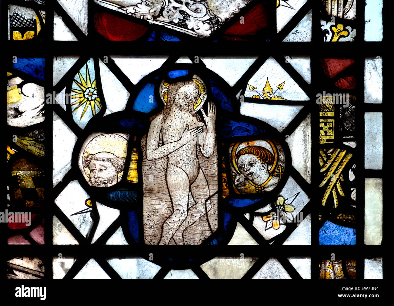 Norwich, Norfolk, England. Norwich Cathedral (1096-1145) 15.Jh. aus Buntglas des Apostels, des Engels Kopf zeigen... Stockfoto