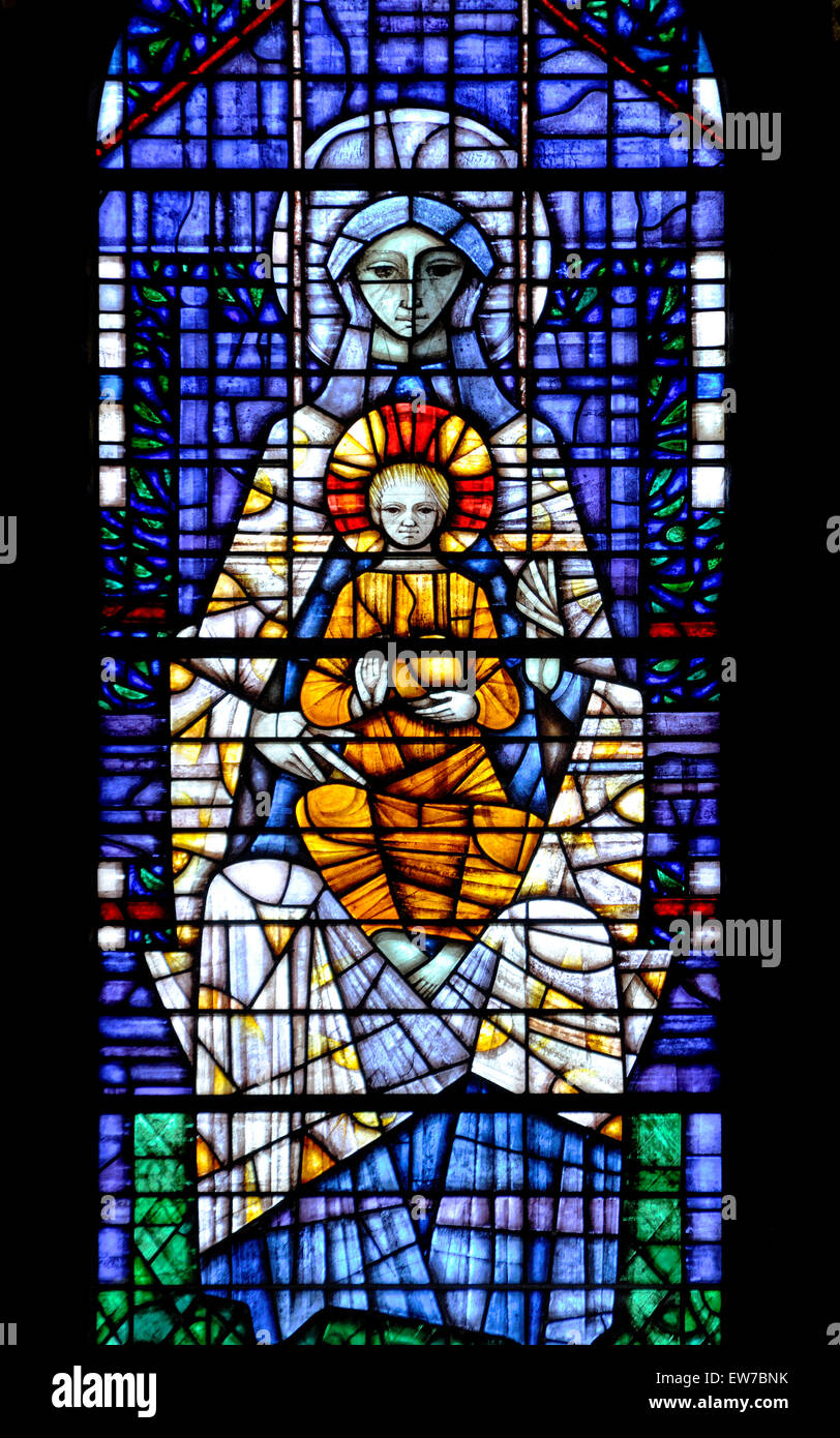 Norwich, Norfolk, England. Norwich Cathedral (1096-1145) Millennium nördlichen Querschiff Glasfenster (von John Hayward). Stockfoto