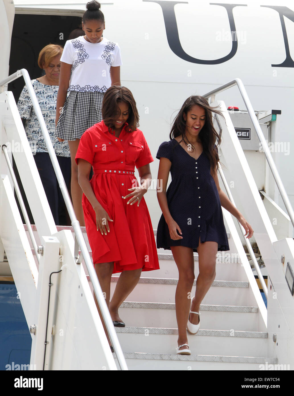 zien De controle krijgen de ober Venedig, Italien. 19. Juni 2015. First Lady Michelle Obama mit ihrer  Mutter, Mrs. Marian Robinson und Töchter, Malia und Sasha Obama bei Ankunft  am Flughafen Marco Polo auf Freitag, 19. Juni 2015,