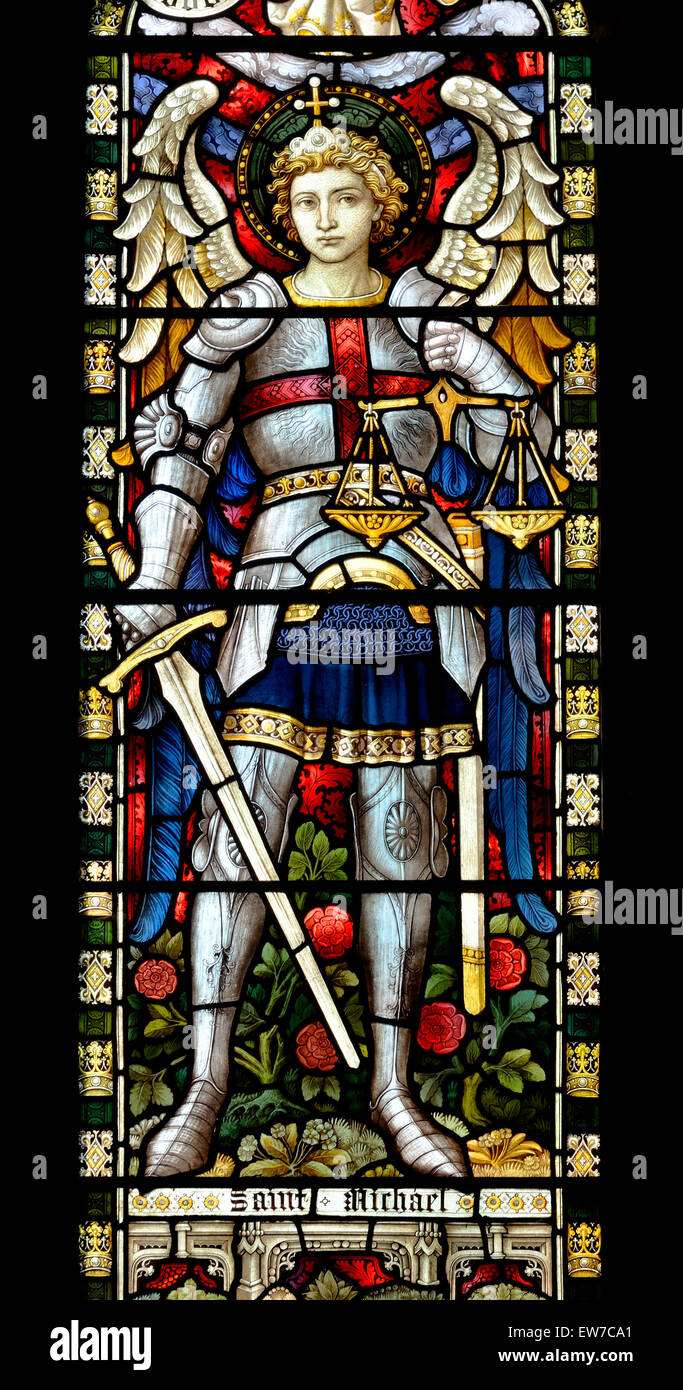 Norwich, Norfolk, England. Norwich Cathedral (1096-1145) Glasfenster zeigt St. Michael.  c1902 Denkmal Fenster Stockfoto