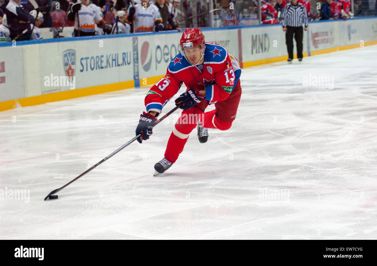 Moskau - 3 Dezember: Lyubimov Roman (13) in Aktion auf Spiel ZSKA gegen Severstal auf russischen KHL premier Hockey League Championship am 3. Dezember 2014, in Moskau, Russland. CSKA gewann 9:1 Stockfoto