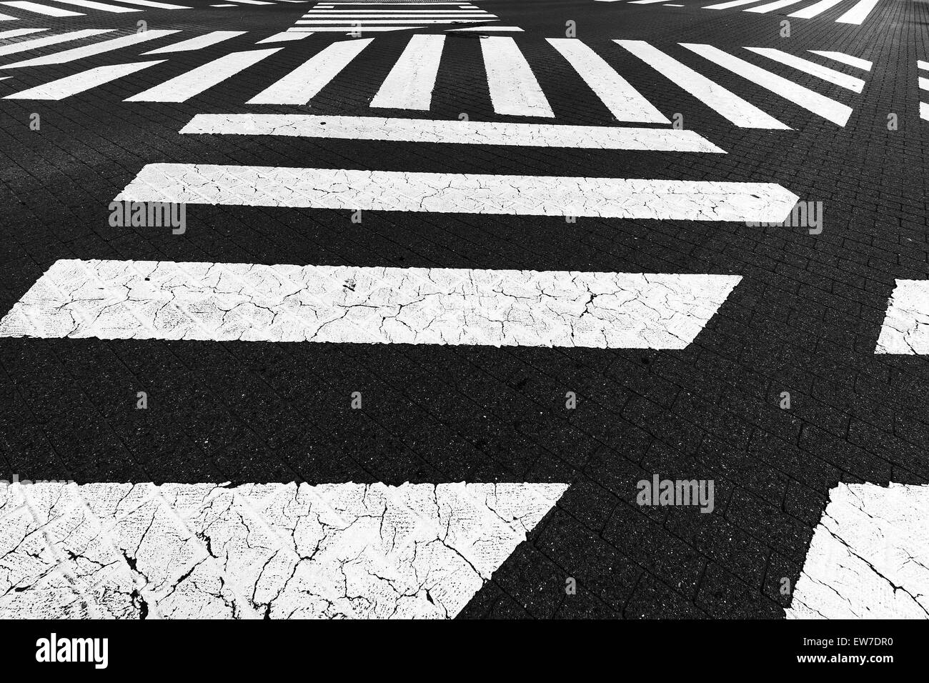 mehreren Zebrastreifen auf Straße Stockfoto