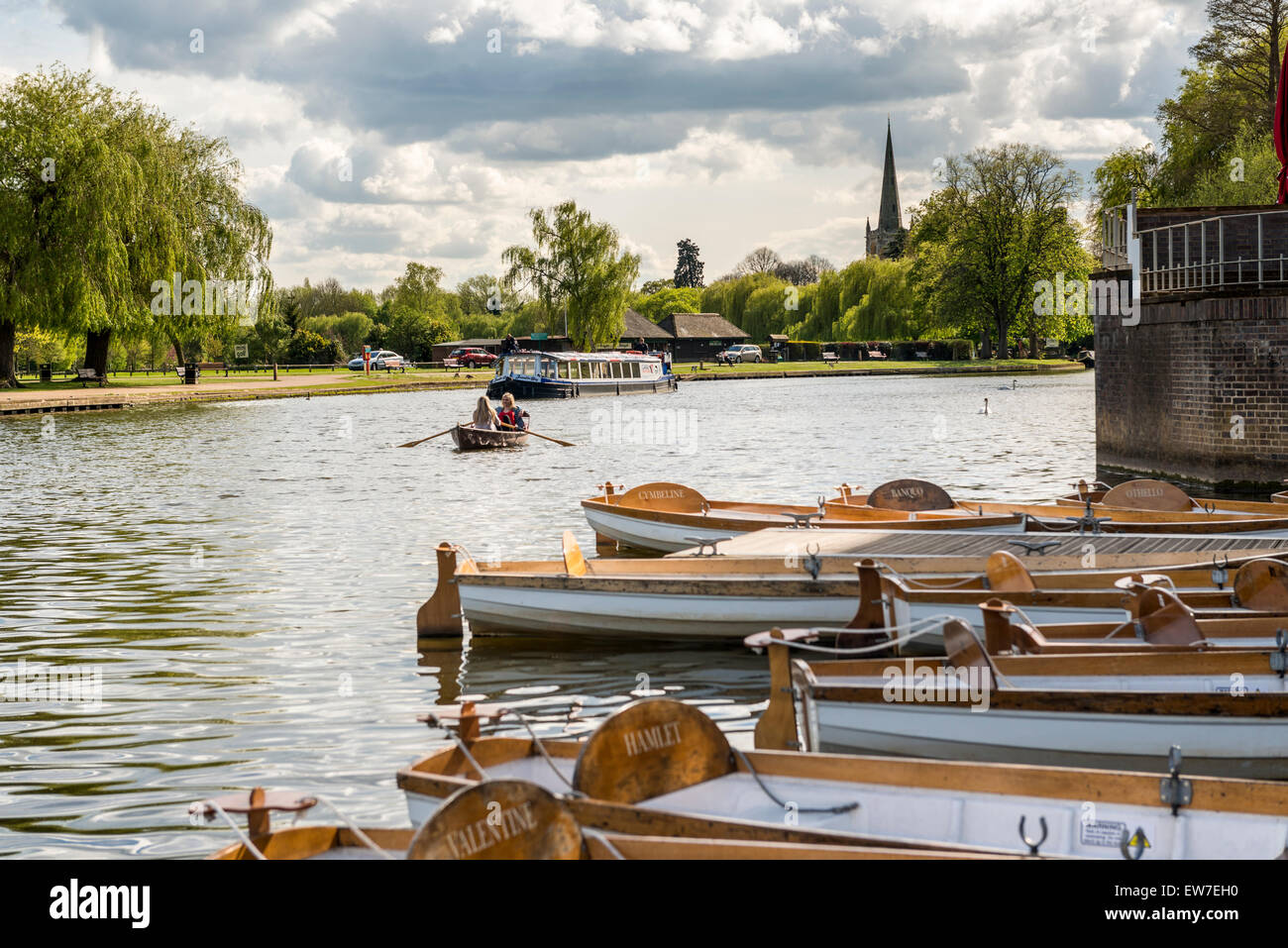 Der Fluss Avon in Stratford-upon-Avon ist beliebt bei Touristen für Flusskreuzfahrten und Sportboote Stockfoto