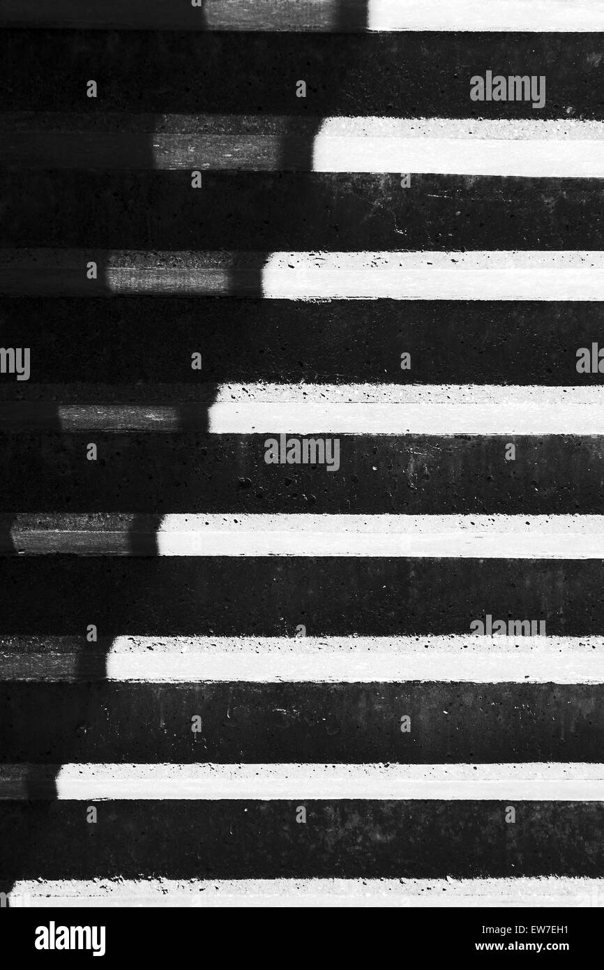 Abstraktion mit Schatten auf Treppenstufen. Schwarz / weiß Stockfoto