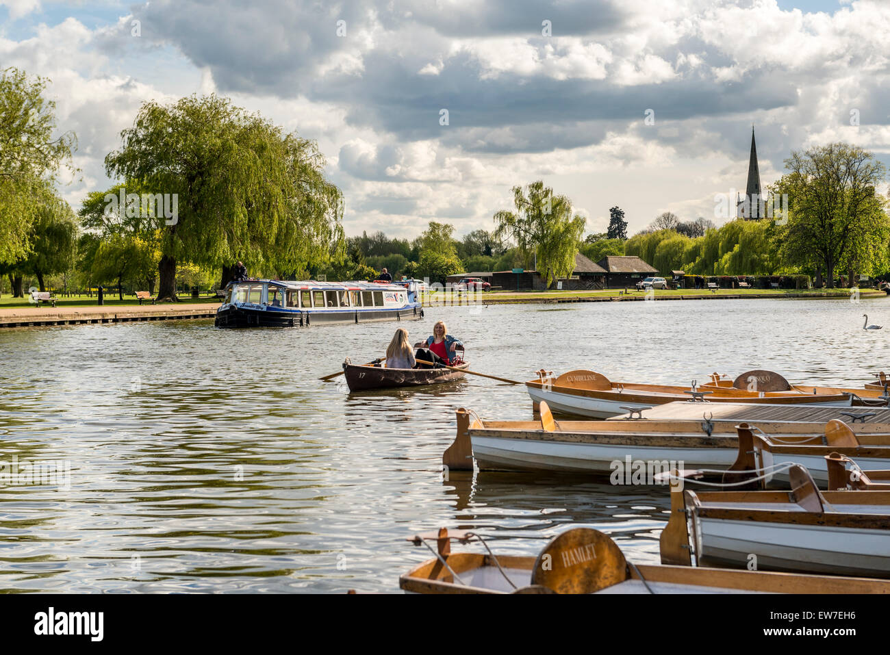 Der Fluss Avon in Stratford-upon-Avon ist beliebt bei Touristen für Flusskreuzfahrten und Sportboote Stockfoto
