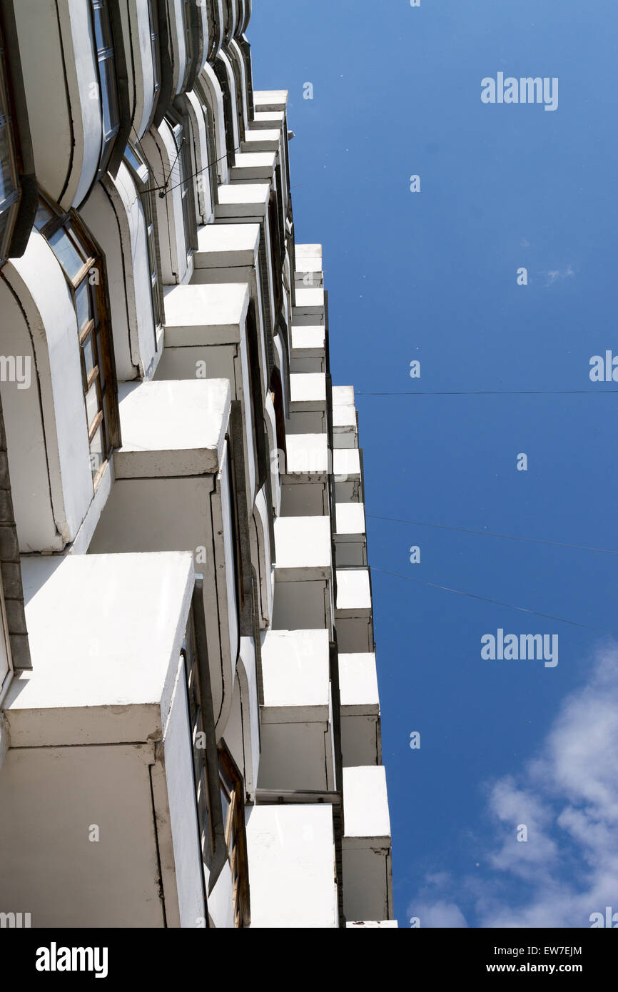 Blickte zu modernen Wohnungen bilden ein symmetrische architektonische Muster Stockfoto