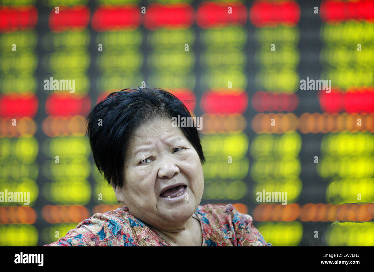 Huaibei, China. 19. Juni 2015. Ein Investor Uhren den eklektischen Monitor an einer Börse in Huaibei, Provinz Anhui, China am 19. Juni 2015. Der Shanghai Composite Index sank am Freitag, der Shenzhen Composite fiel um 6,4 Prozent auf 4,478.36 die fast den gleichen Betrag. Bildnachweis: Panda Auge/Alamy Live-Nachrichten Stockfoto