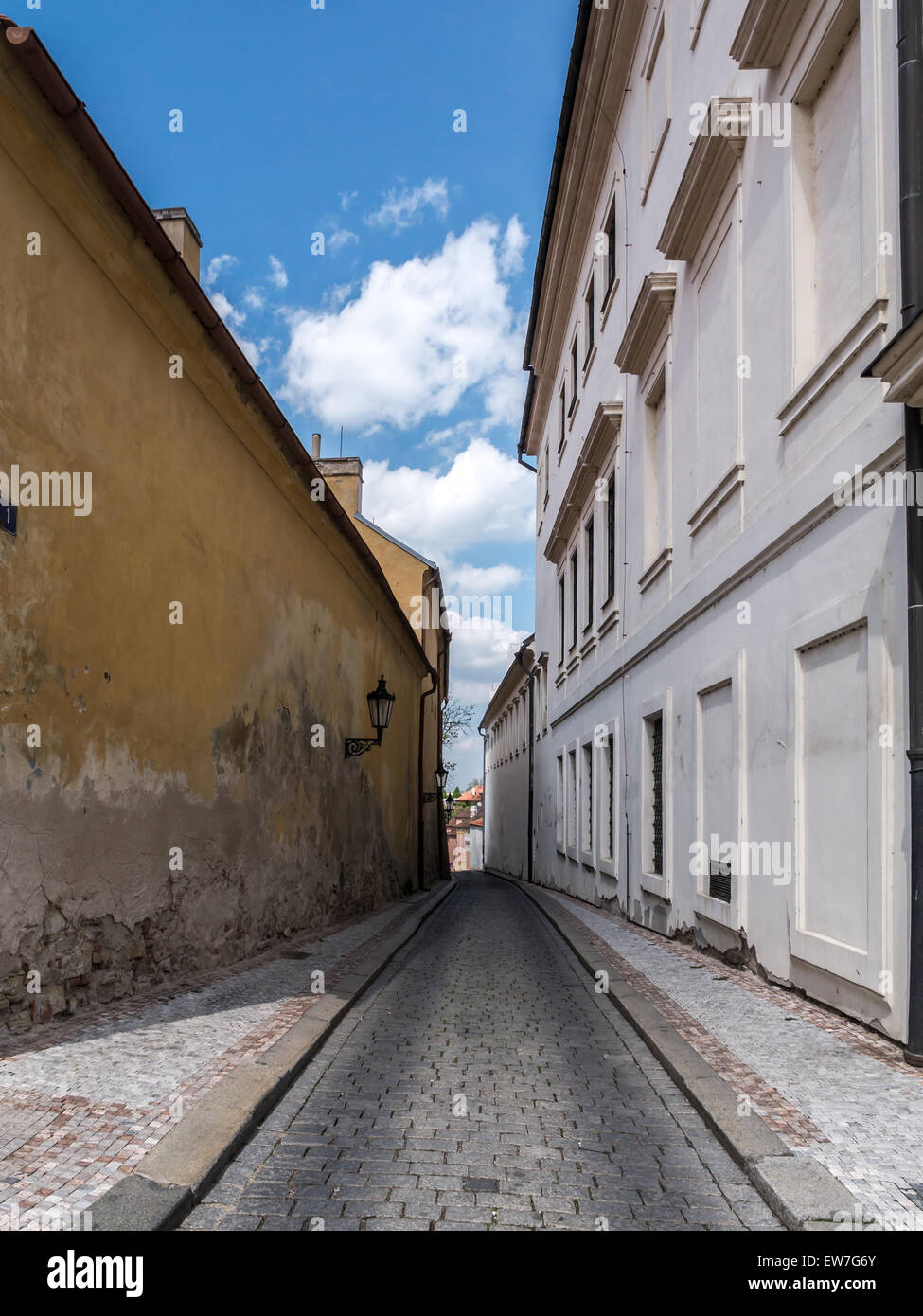 Schmalen gepflasterten Straße in Prager Burgviertel, Tschechische Republik Stockfoto