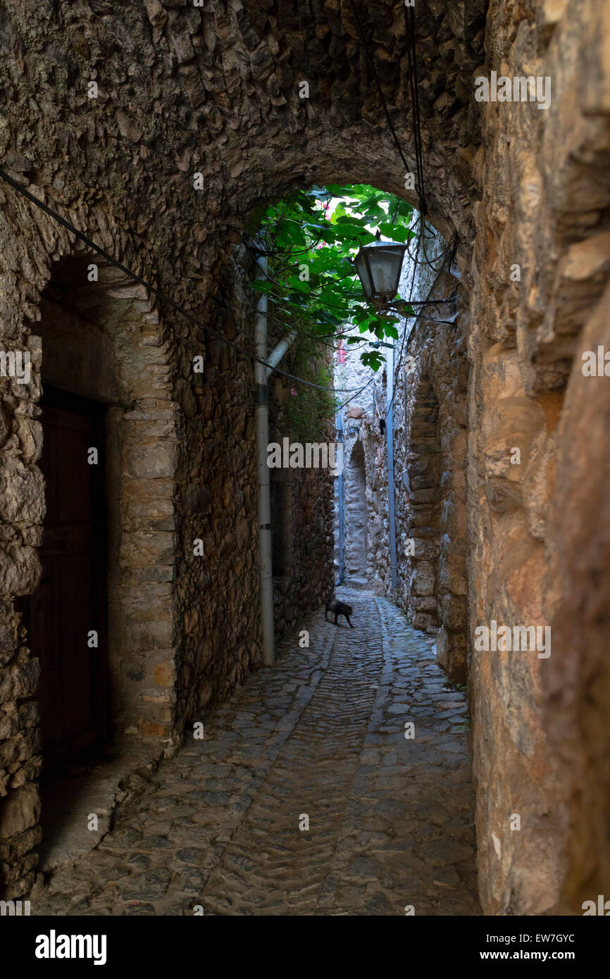 Kleine Gasse mit Bögen in dem mittelalterlichen Dorf Mesta, auf der Insel Chios, Griechenland Stockfoto