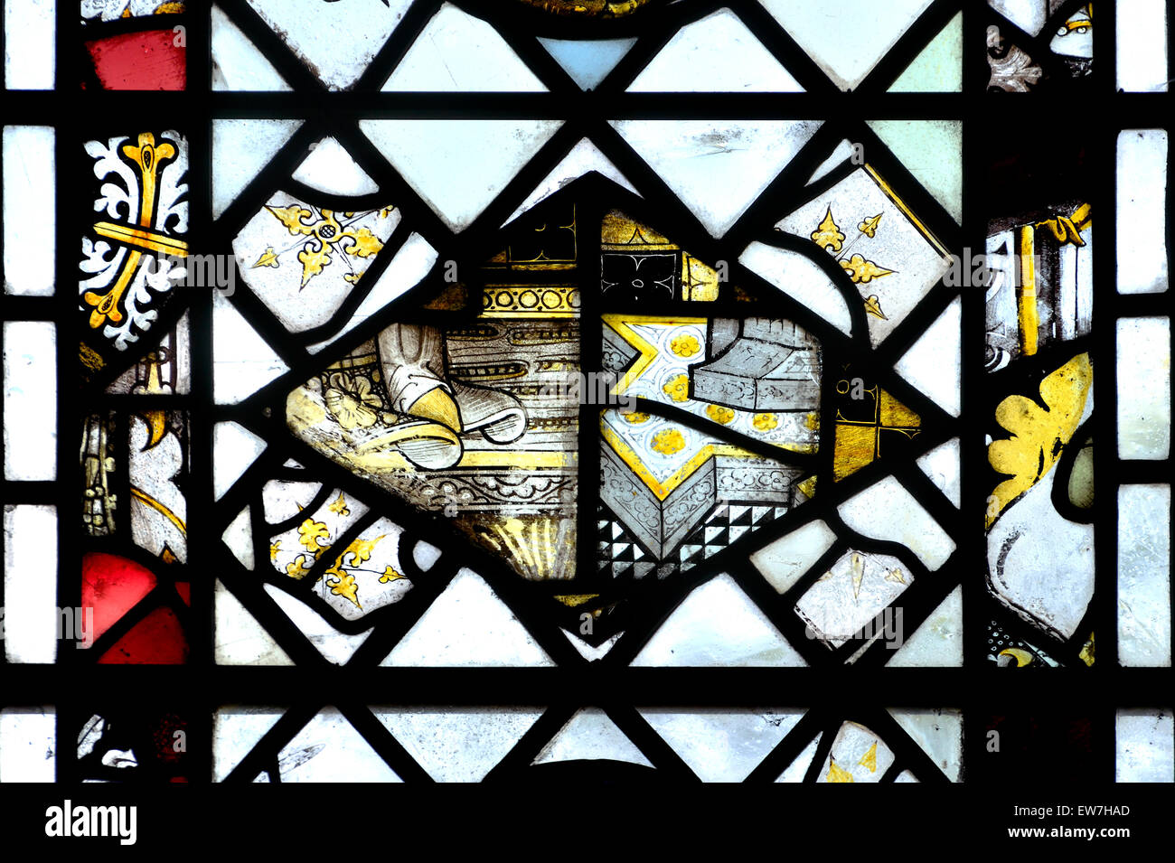 Norwich, Norfolk, England. Norwich Cathedral (1096-1145) 15.Jh. aus Buntglas hergestellt aus Fragmenten Stockfoto