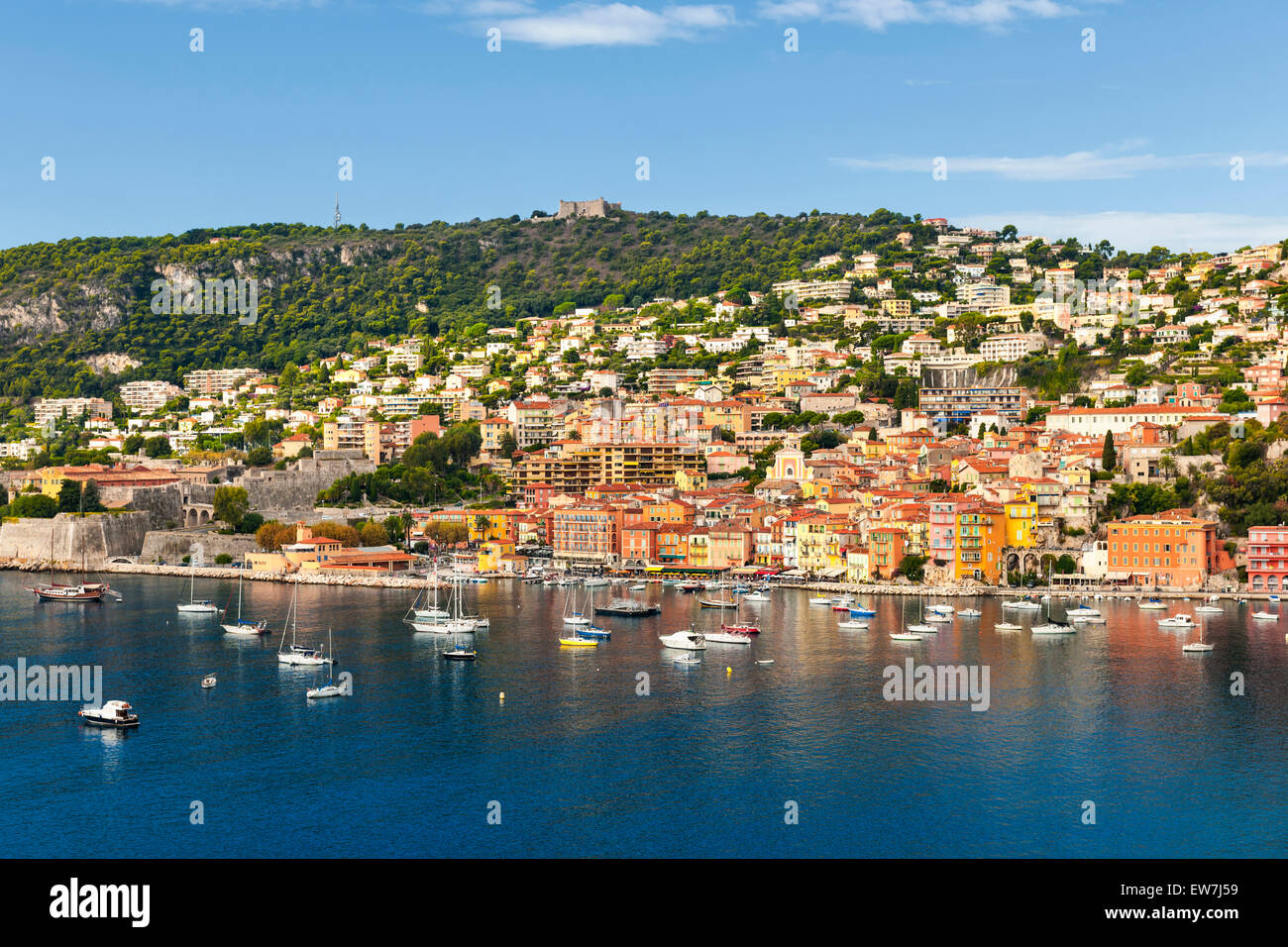 Küstenblick auf malerische Côte d ' Azur Stadt Villefranche-Sur-Mer mit Freizeitboote im Hafen, Burg und Festung Mont verankert Stockfoto