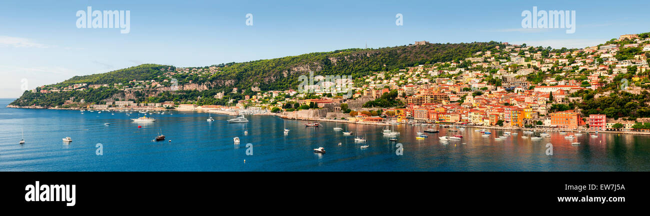 Weiten Panoramablick über Côte d ' Azur Küste am Hafen von Villefranche-Sur-Mer und Cap de Nice mit Freizeitboote an Medit verankert Stockfoto