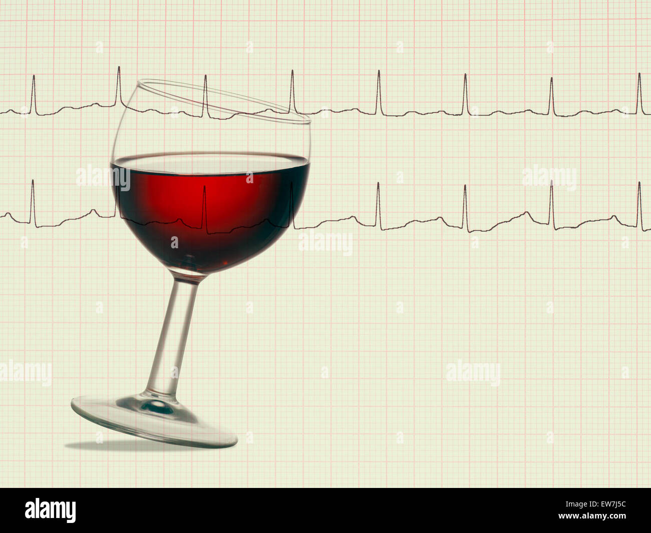 Rotwein und EKG Elektrokardiogramm Ausdruck. Uns wird gesagt, Rotwein gut für das Herz ist. Stockfoto