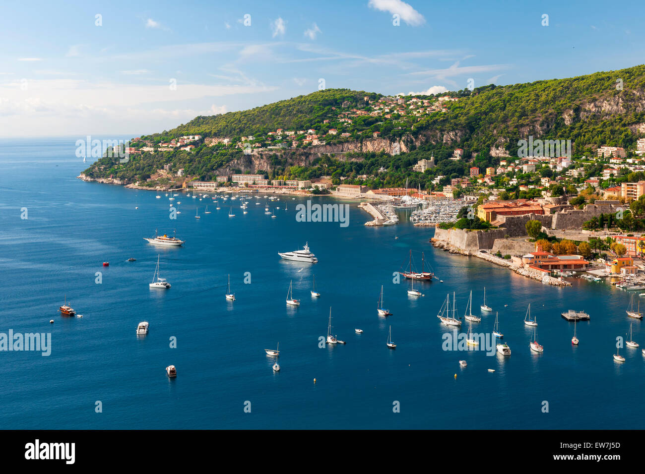 Coastal Luftaufnahme des Cap de Nice und mittelalterliche Stadt Villefranche-Sur-Mer an malerischen Côte d ' Azur mit Freizeitboote verankert ich Stockfoto