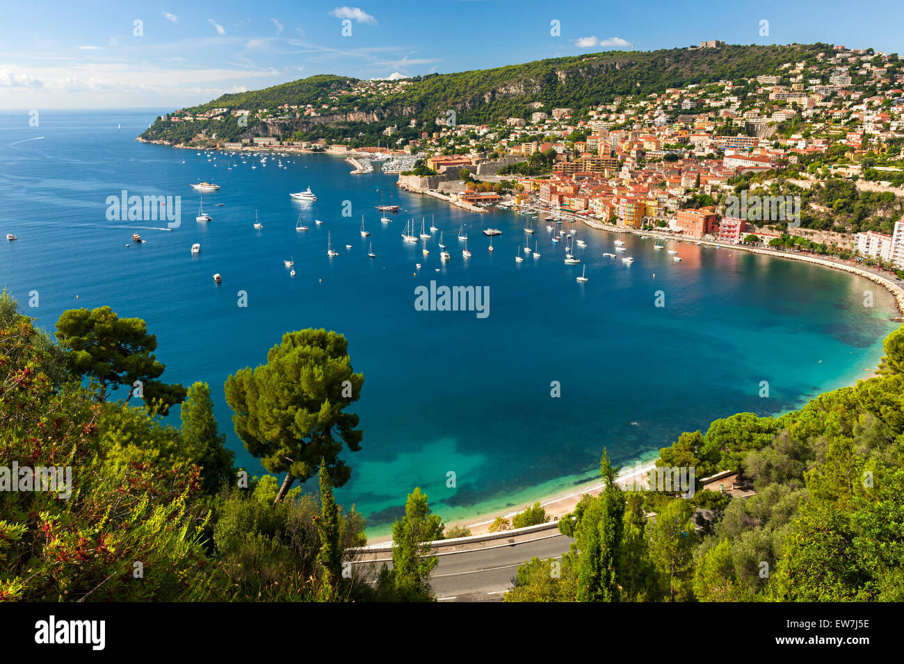 Luftaufnahme der malerischen Côte d ' Azur Mittelmeerküste mit mittelalterlichen Küstenstadt Villefranche-Sur-Mer, Freizeitboote verankert Stockfoto