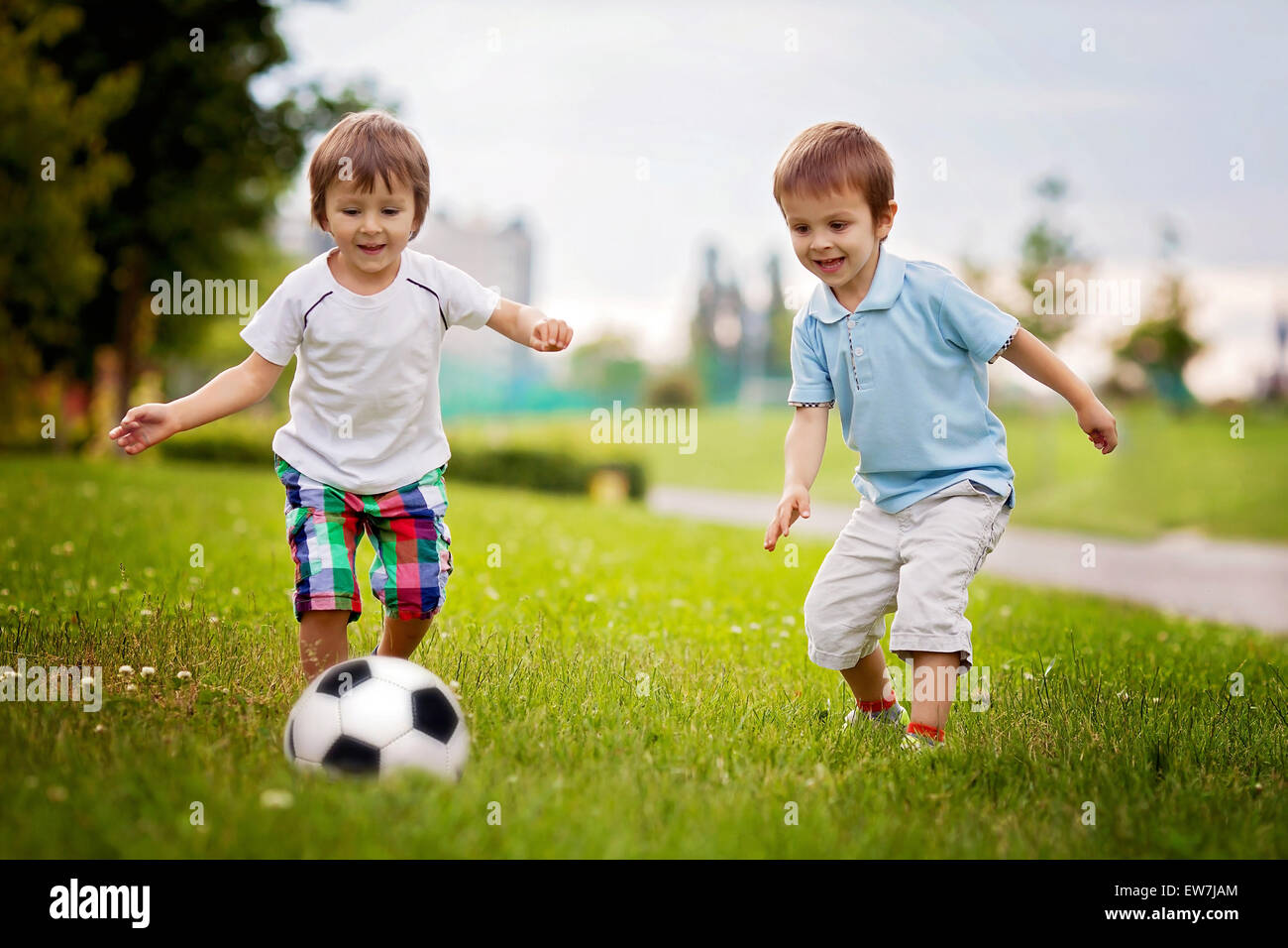 Zwei süße kleine Jungs Fußball spielen Stockfoto