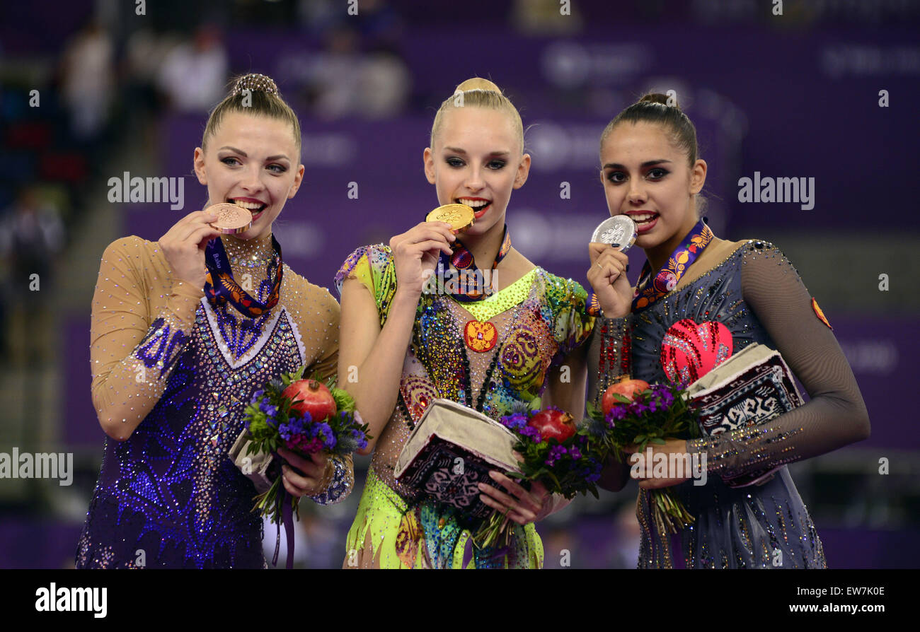 (150619)--BAKU, 19 Juni, 2015(Xinhua)--Yana Kudryavtseva(C) von Russland gewinnt die Goldmedaille der Damen Gymnastik rhythmische Band bei den europäischen spielen in Aserbaidschan Baku am 19. Juni 2015. (Xinhua/Tofik Babayev) Stockfoto