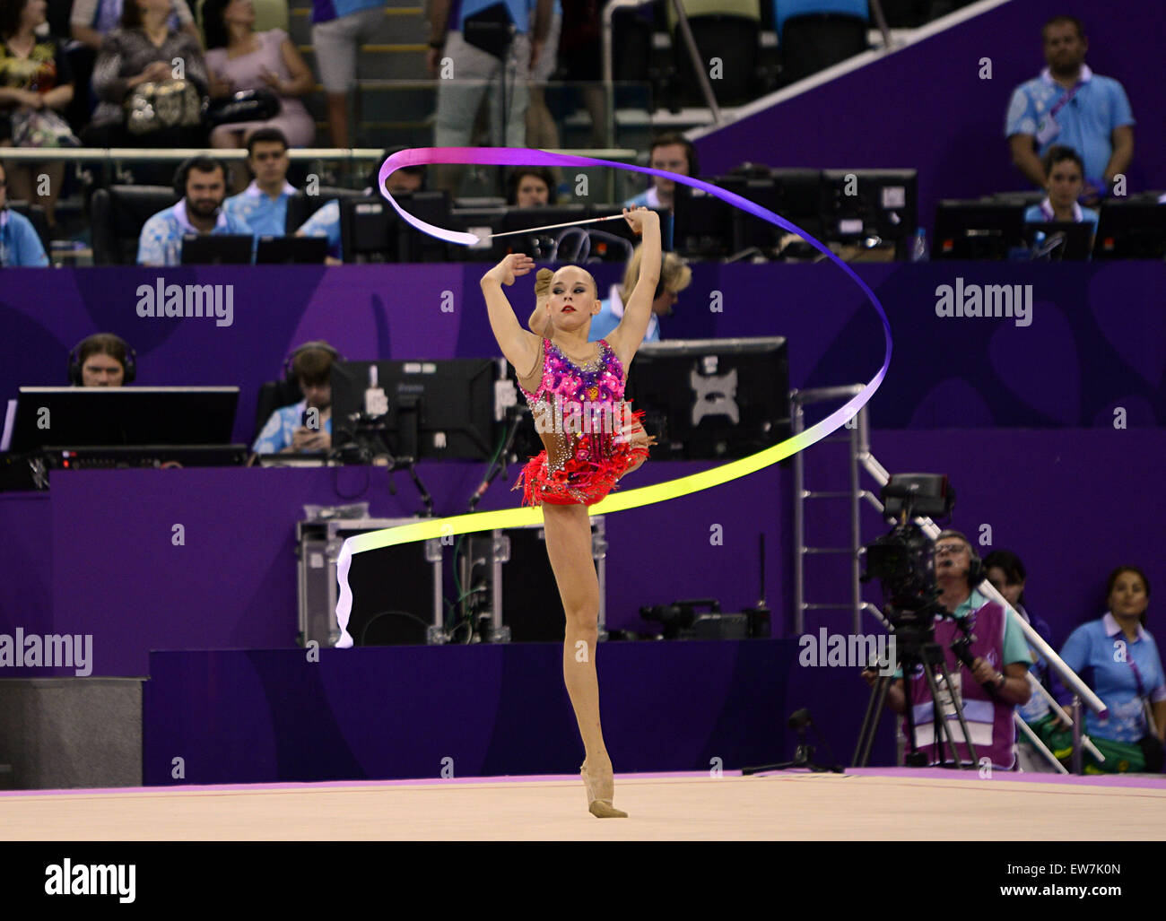 (150619)--BAKU, 19 Juni, 2015(Xinhua)--Yana Kudryavtseva Russland gewinnt die Goldmedaille der Damen Gymnastik rhythmische Band bei den europäischen spielen in Aserbaidschan Baku am 19. Juni 2015. (Xinhua/Tofik Babayev) Stockfoto