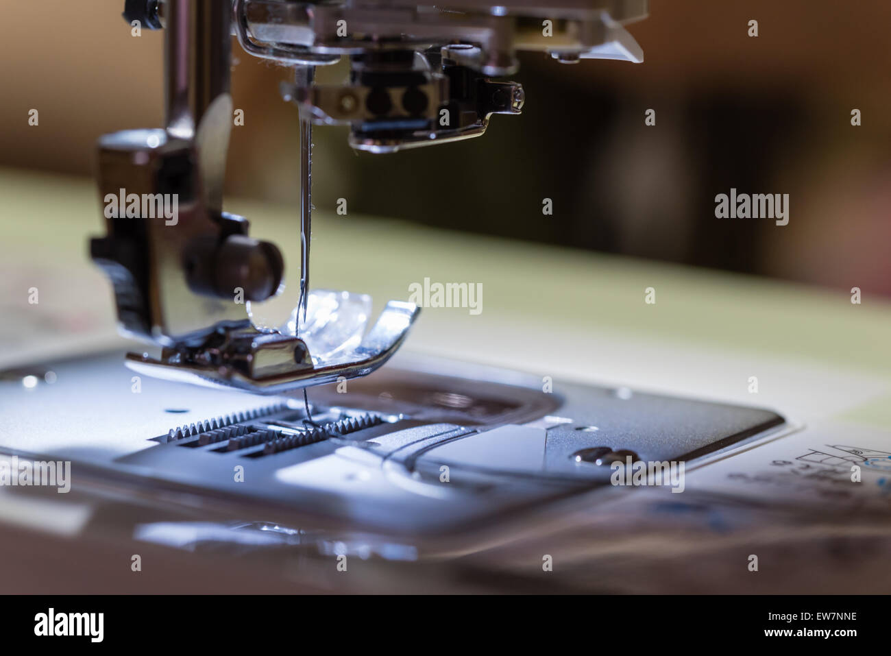 Eine Makroaufnahme von Nadel und Faden auf eine elektrische Nähmaschine. Stockfoto