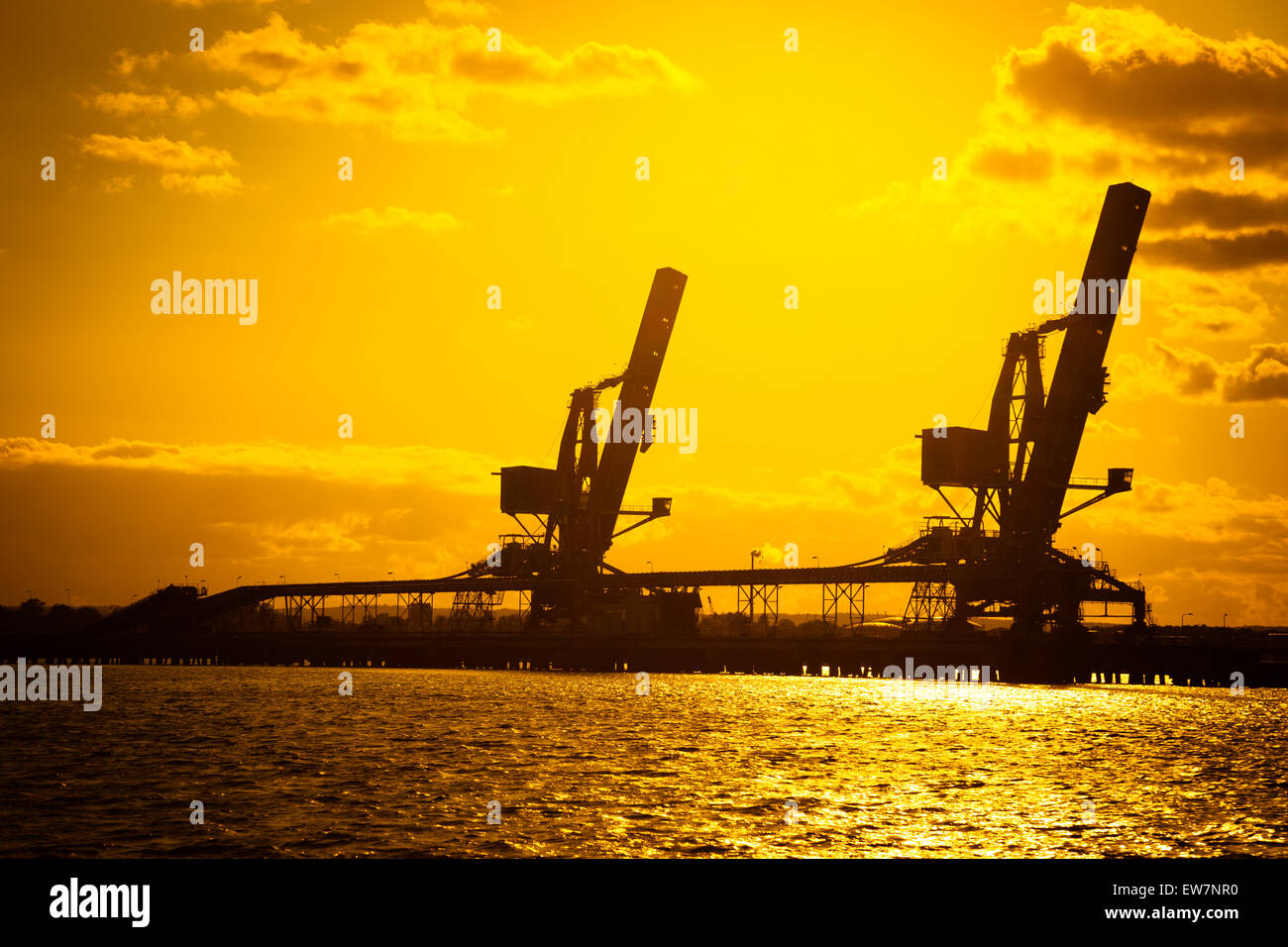 Kran, Lader und Förderanlagen, Kohle zu transportieren. Stockfoto