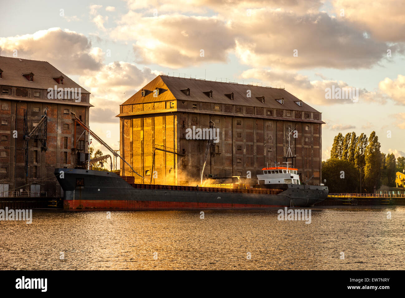 Korn-Schiff im Hafen von Danzig geladen wird. Stockfoto