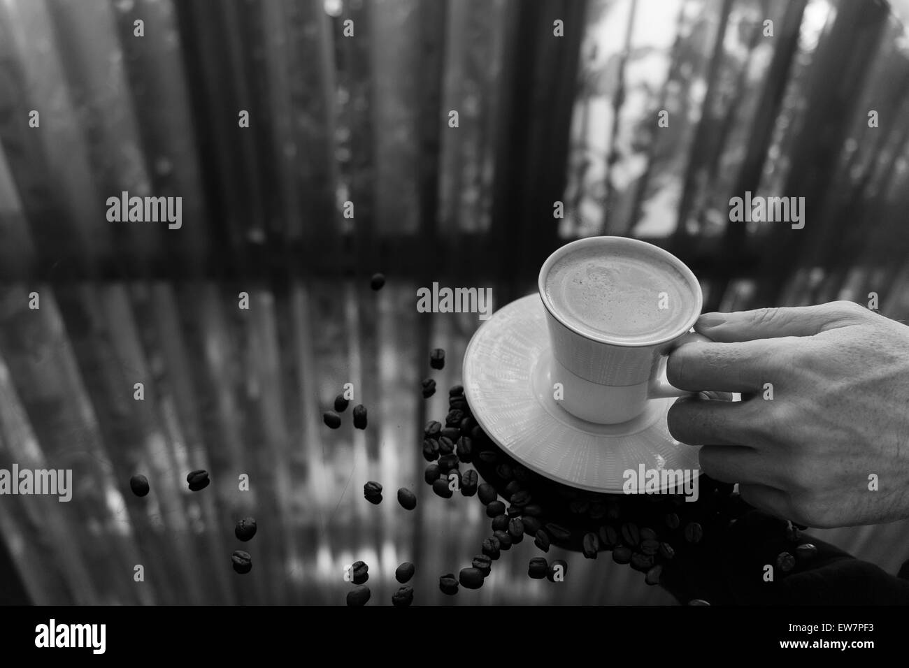 Männliche Mähne hand Becher Kaffee closeup Hot Schwarz und Weiß Stockfoto