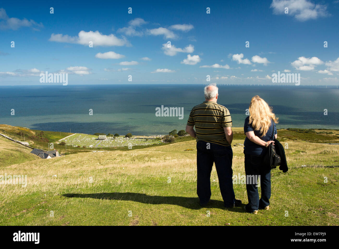 Großbritannien, Wales, Conwy, Llandudno, Great Orme, paar am Gipfel Blick auf St Tudno Kirche und irische See Stockfoto