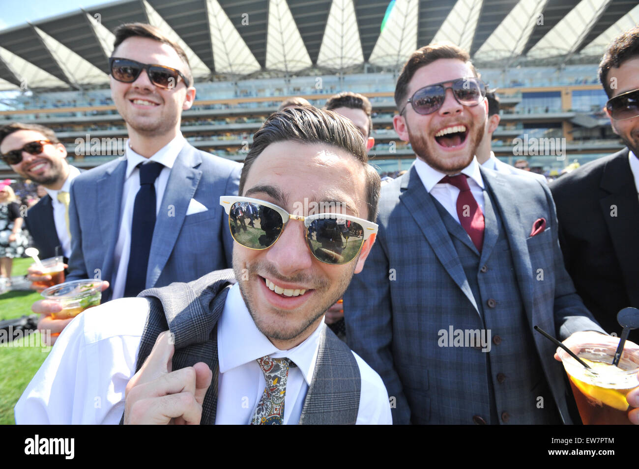 Ascot, Berkshire, UK. 19. Juni 2015. Die jährlichen Royal Ascot-Rennen, vierter Tag. Bildnachweis: Matthew Chattle/Alamy Live-Nachrichten Stockfoto