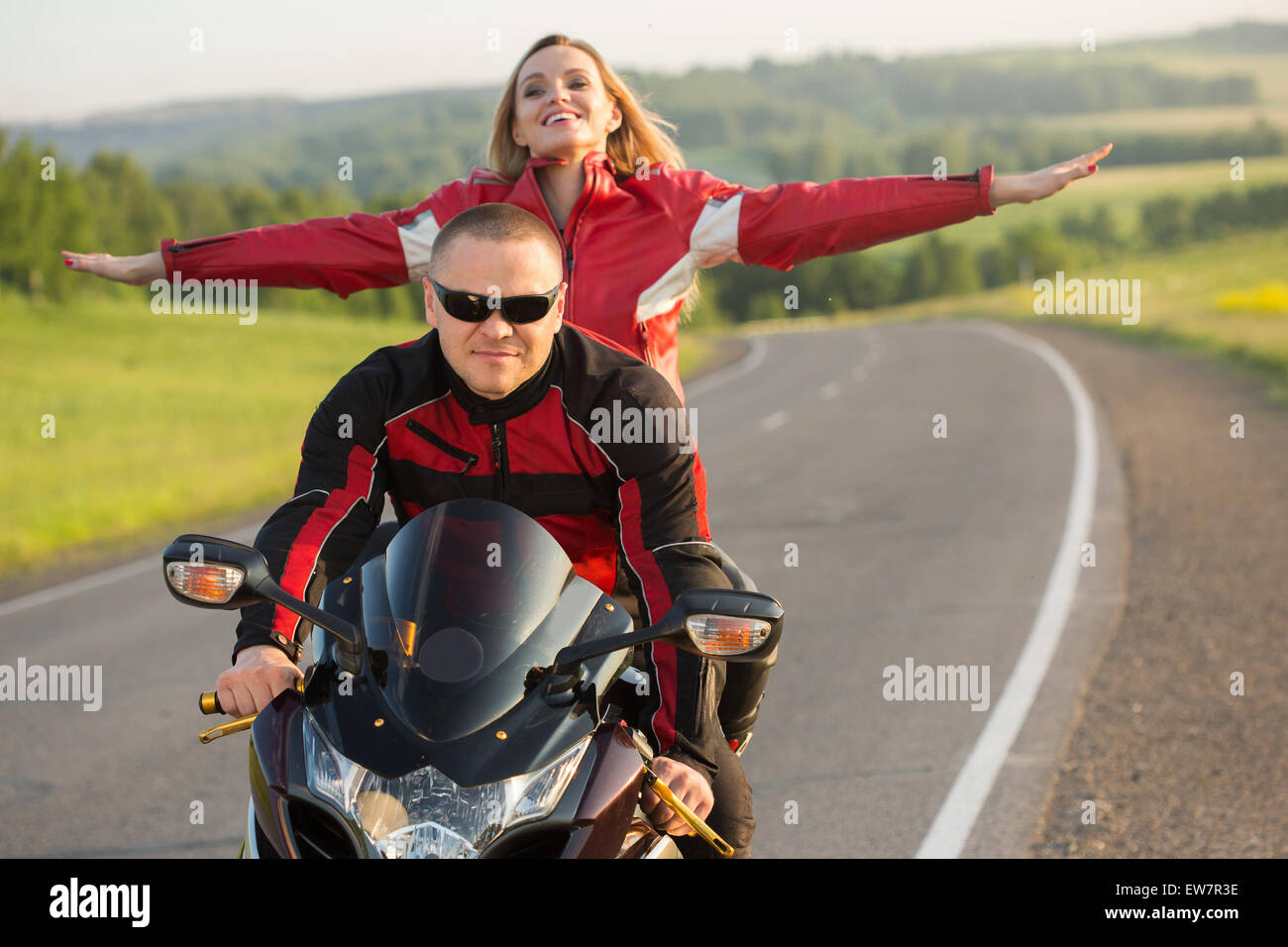 Biker-Mann und Frau auf einem Motorrad sitzen Stockfotografie - Alamy