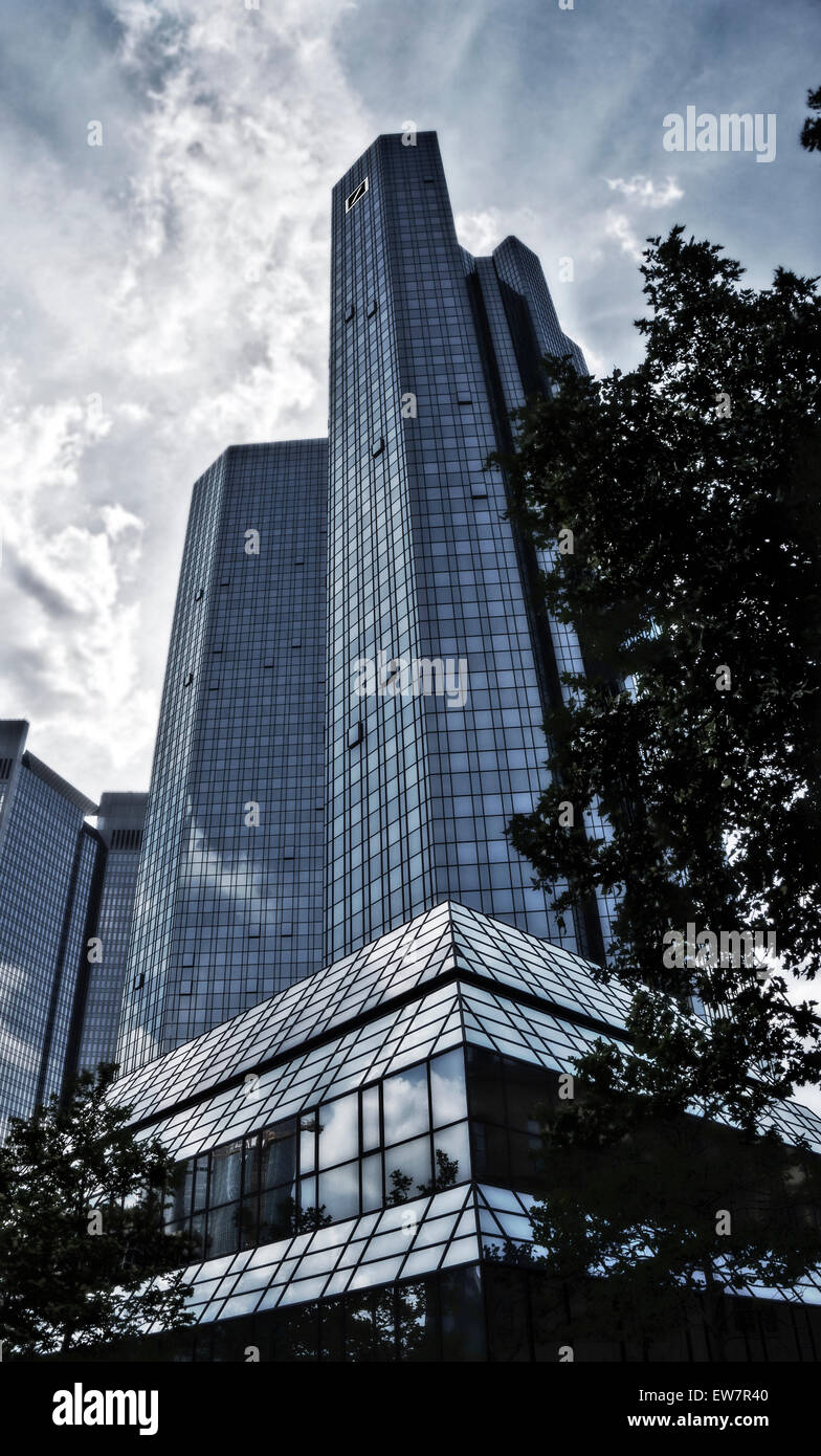 Deutsche Bank Gebäude in Frankfurt in eine düstere Stimmung. Farbe Enhancement (CE) Stockfoto