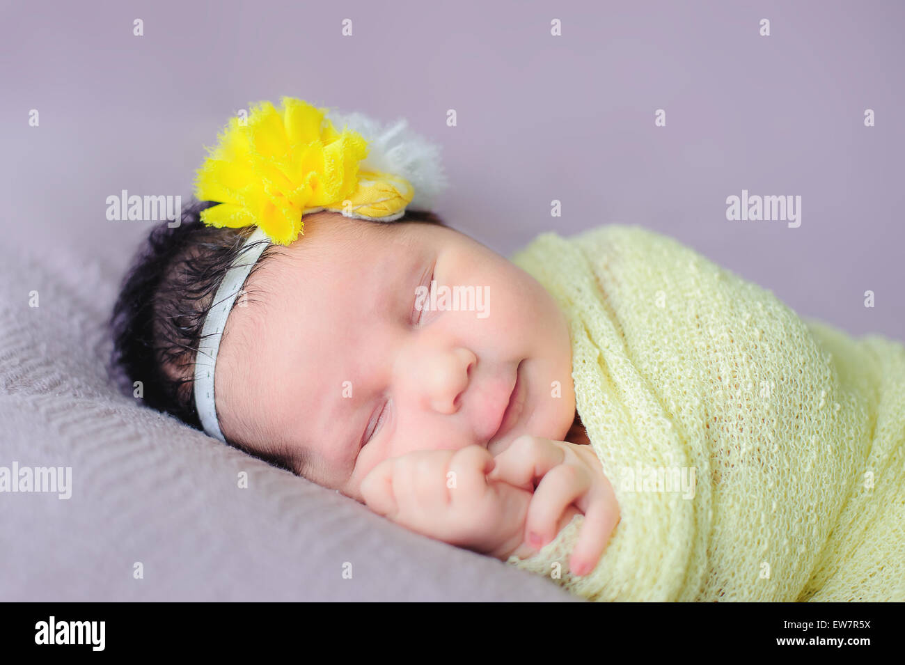 Porträt von einem lächelnden Babymädchen schlafen Stockfoto