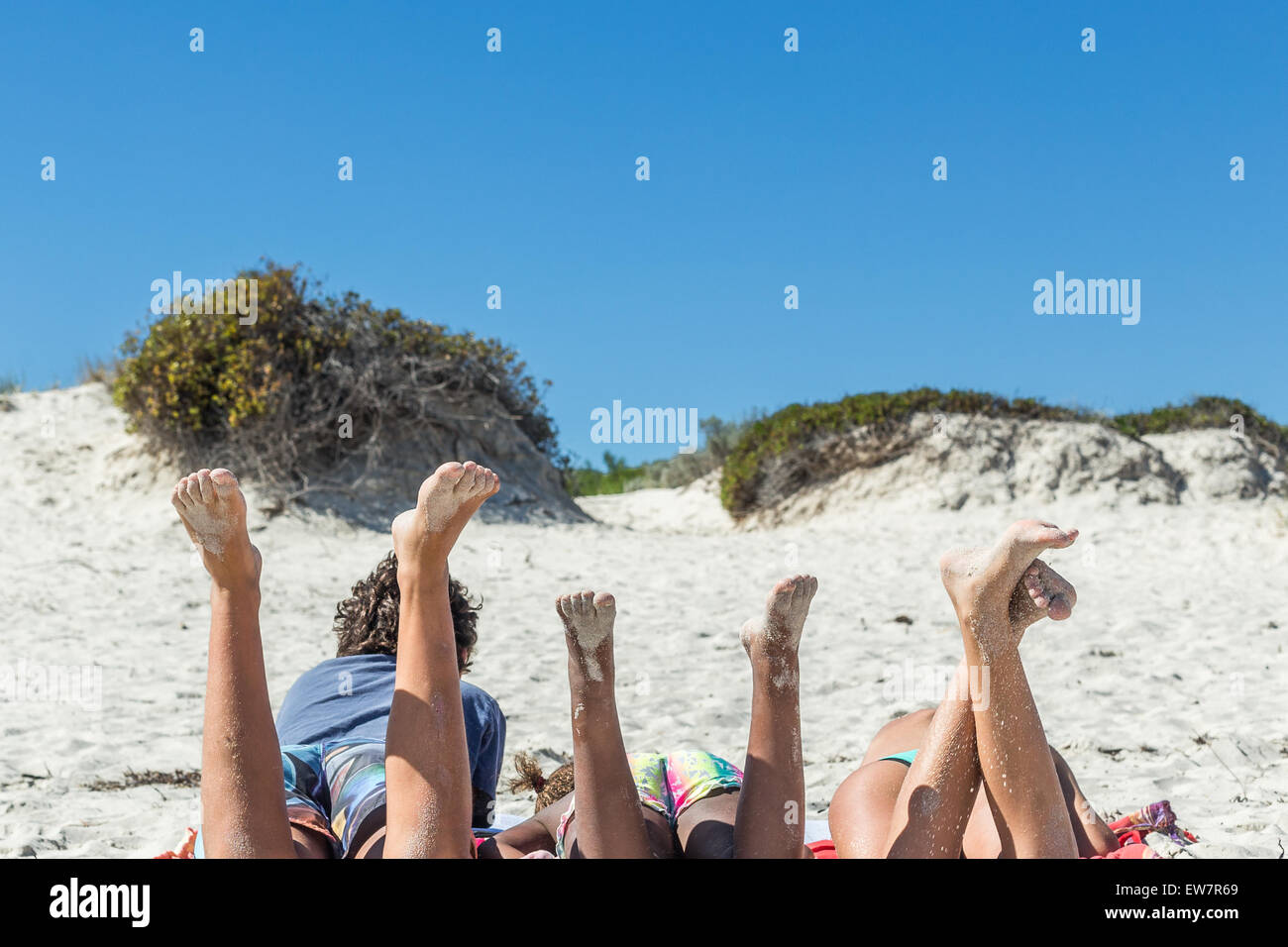 Teenager Am Strand Sonnenbaden Fotos Und Bildmaterial In Hoher Auflösung Alamy 