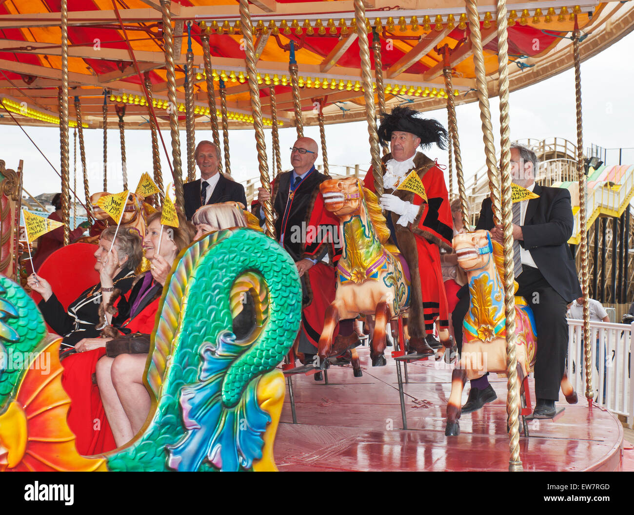 Dreamland, Margate, Kent, UK. 19. Juni 2015. Eröffnungstag für den renovierten Traumland-Vergnügungspark. Der Bürgermeister und andere Würdenträger, genießen die Gallopers Fahrt. Bildnachweis: Tony Watson/Alamy Live-Nachrichten Stockfoto