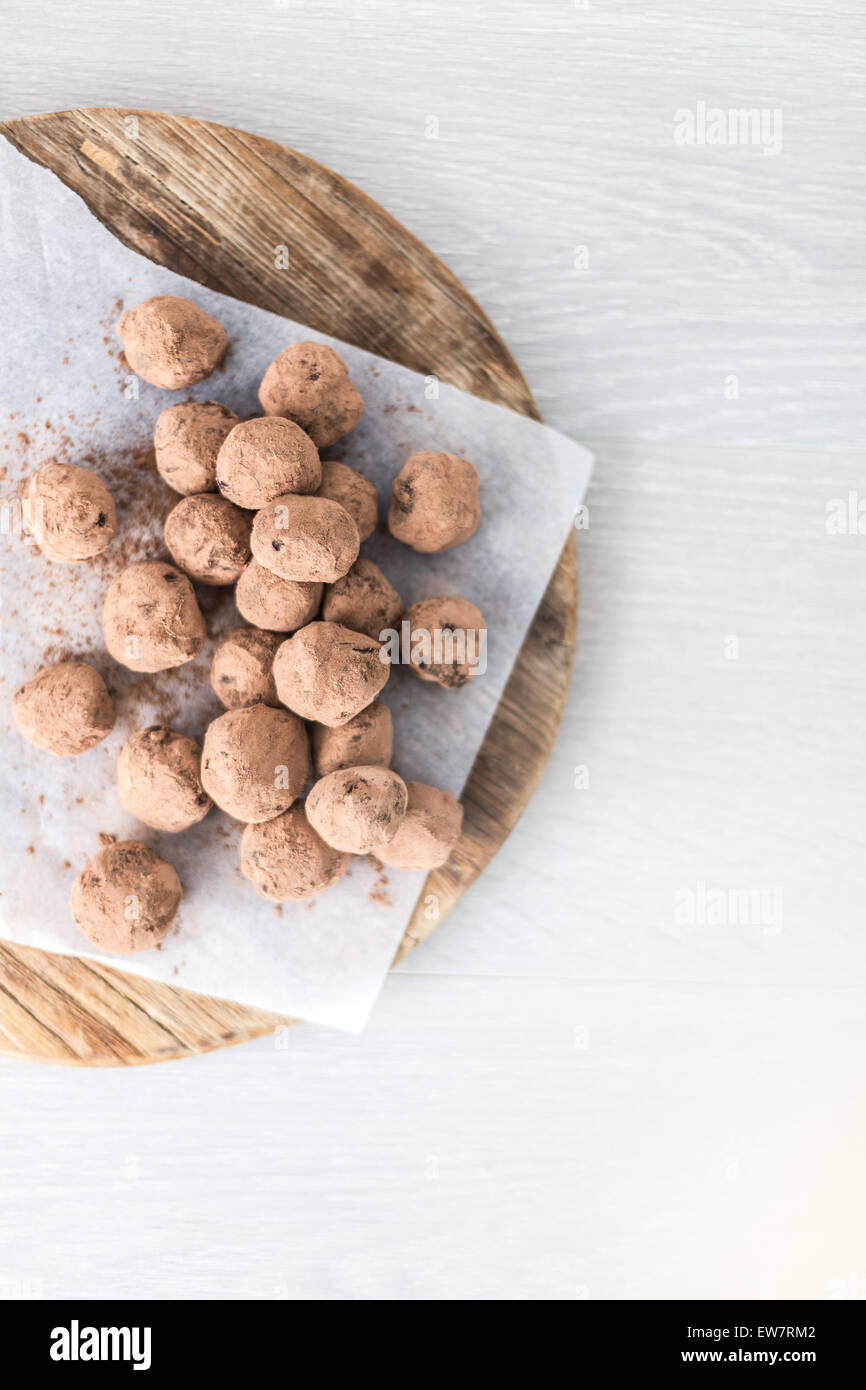 Erhöhten Blick auf Pralinen auf ein Schneidebrett Stockfoto