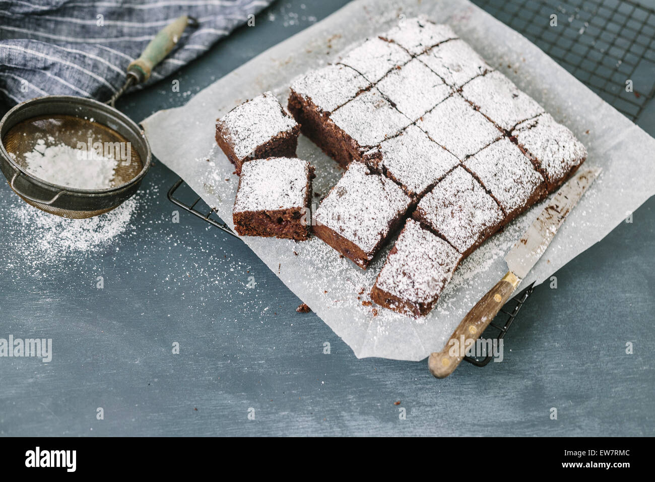 Schwamm-Schokoladenkuchen mit Sauerkirschen schneiden in Quadrate Stockfoto