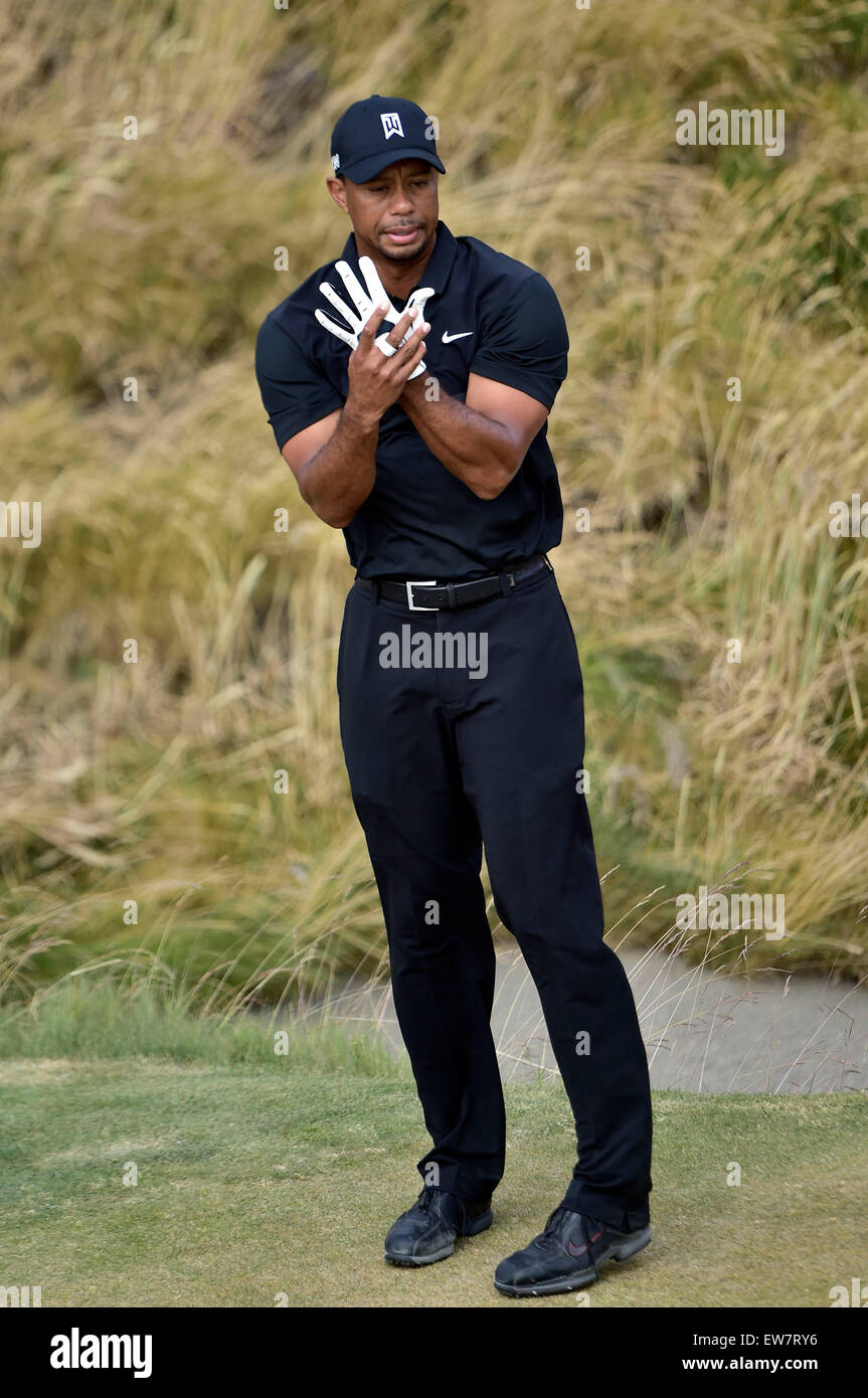 18. Juni Runde 2015.Tiger Wald am grünen während der 10. 1 bei den US Open in Kammern Schach, University Place, Washington. George Holland/Cal-Sport-Medien Stockfoto