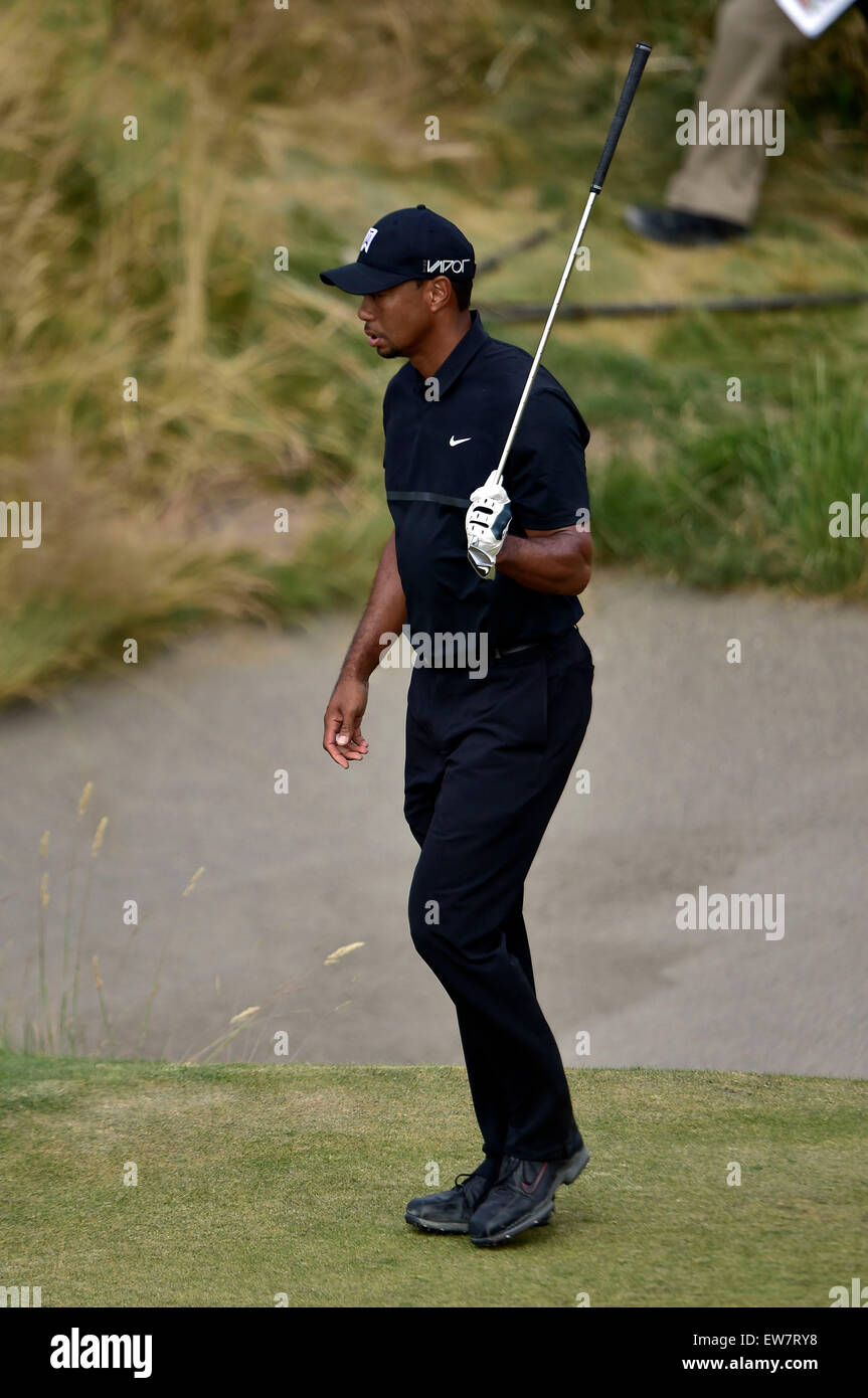 18. Juni Runde 2015.Tiger Wald am grünen während der 10. 1 bei den US Open in Kammern Schach, University Place, Washington. George Holland/Cal-Sport-Medien. Stockfoto