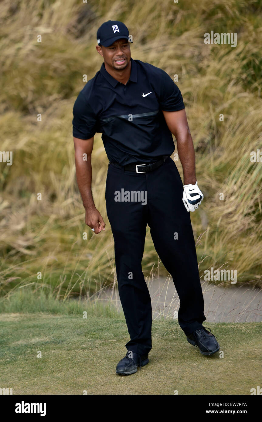 18. Juni Runde 2015.Tiger Wald am grünen während der 10. 1 bei den US Open in Kammern Schach, University Place, Washington. George Holland/Cal-Sport-Medien Stockfoto