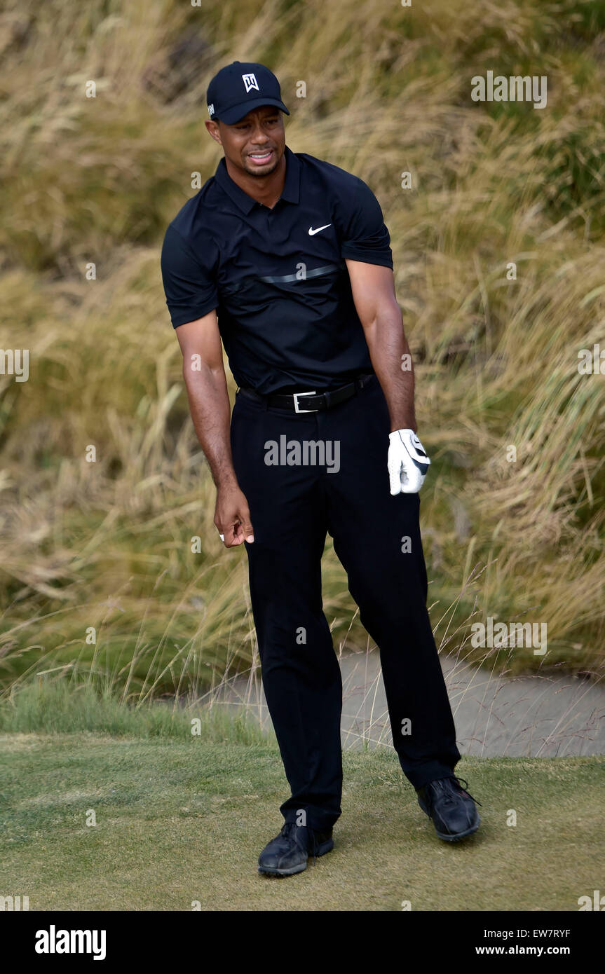 18. Juni Runde 2015.Tiger Wald am grünen während der 10. 1 bei den US Open in Kammern Schach, University Place, Washington. George Holland/Cal-Sport-Medien Stockfoto
