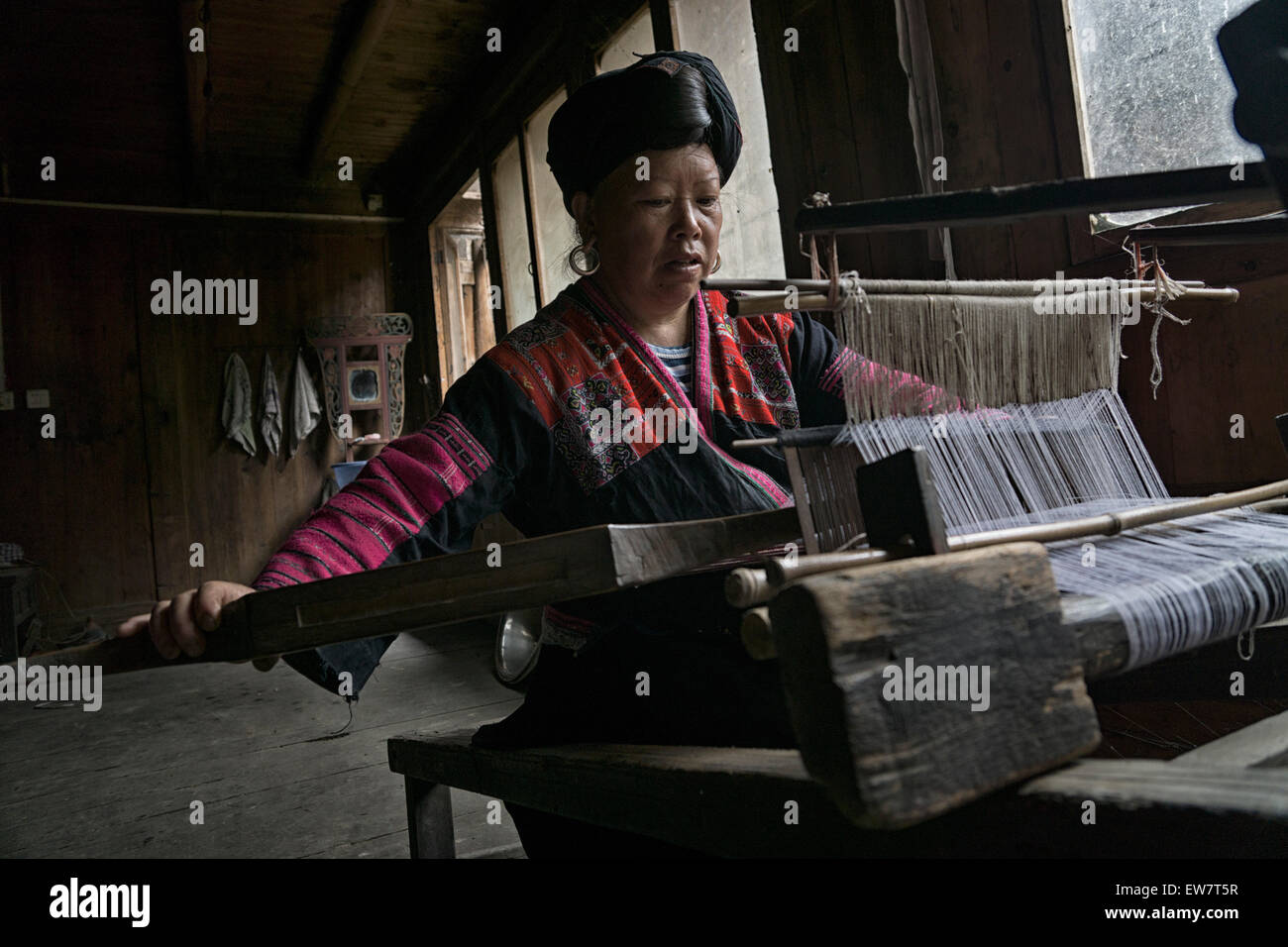 Chinesische Frau weben Stoff, Dorf Longsheng, Guilin, China Stockfoto