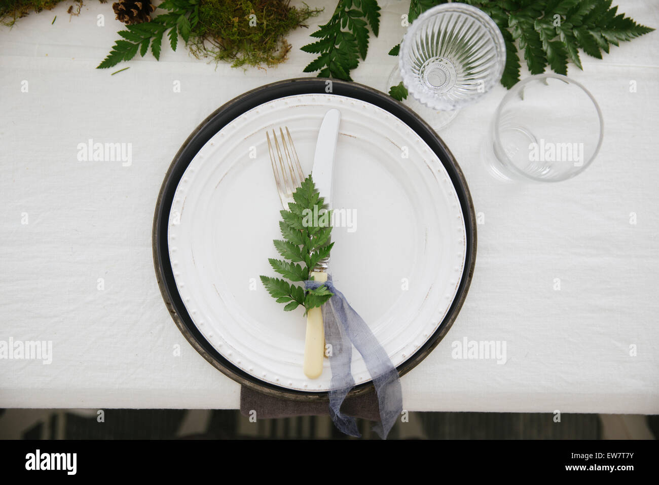 Gedeck mit Blatt Dekoration Stockfoto